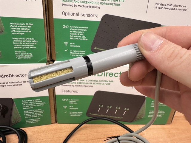 A head agronomist uses an industrial IoT VPD sensor to measure accurate Leaf VPD (VPDleaf) under high-intensity lighting.